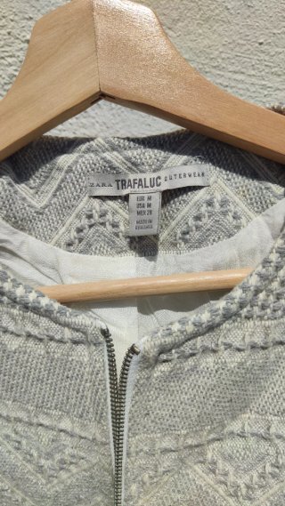 Chaqueta Zara corta relieve gris