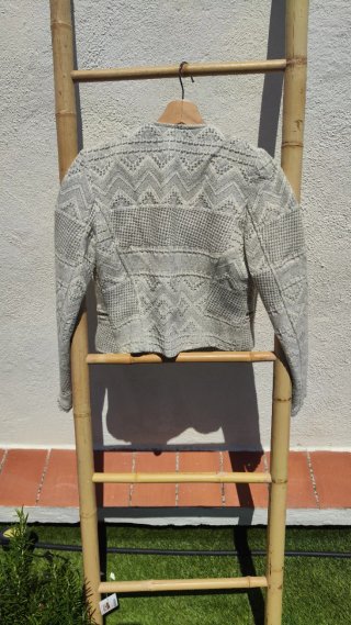 Chaqueta Zara corta relieve gris