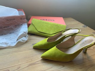 Zapatos y bolso de ante verde lima.Dibia