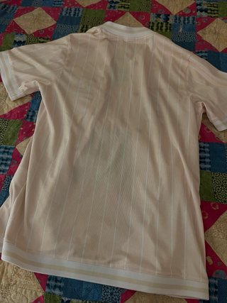 Camiseta de béisbol amarilla con rayas blancas