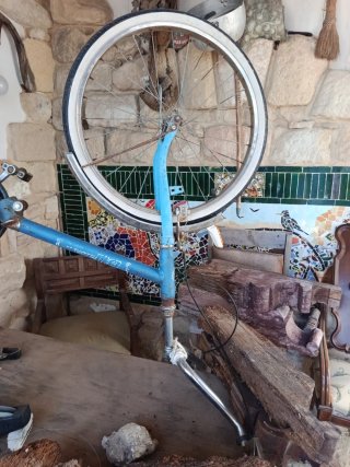 Bicicleta antigua verde y otra azul