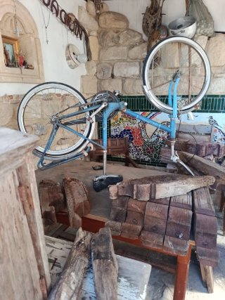 Bicicleta antigua verde y otra azul