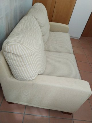 Sofá beige a rallas de tela. Ancho 177cm