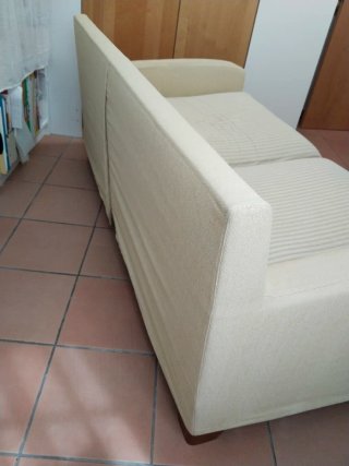 Sofá beige a rallas de tela. Ancho 177cm