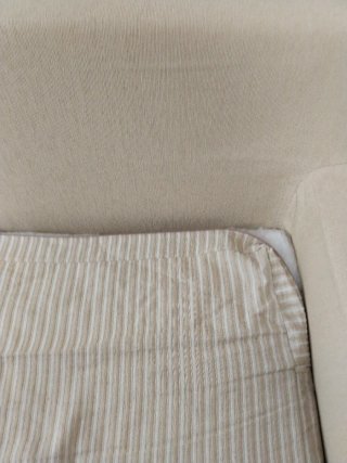 Sofá beige a rallas de tela. Ancho 177cm