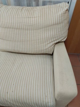 Sofá beige a rallas de tela. Ancho 177cm