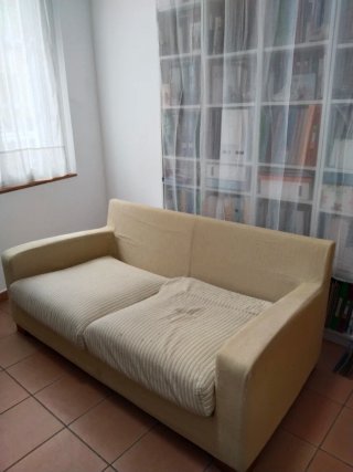 Sofá beige a rallas de tela. Ancho 177cm