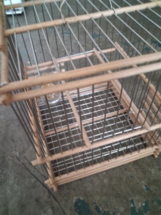Jaula para pájaros de madera