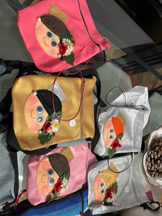 Bolsos plateados y dorados con apliques