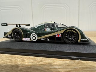 Coche miniatura Bentley EXP8 Le Mans 2001