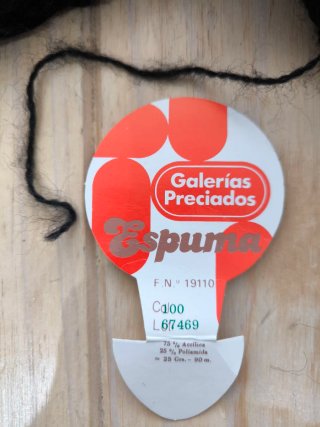 13 ovillos de lana negra