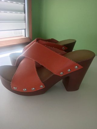 Sandalias de tacón naranjas y marrones