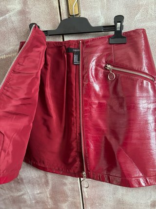 Falda roja efecto piel con cremallera