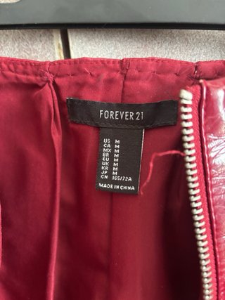 Falda roja efecto piel con cremallera