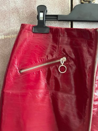 Falda roja efecto piel con cremallera