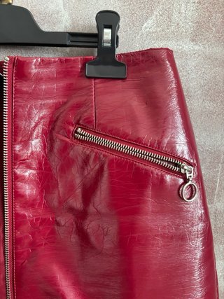 Falda roja efecto piel con cremallera