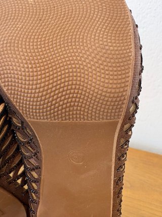 Zapatos de tacón abiertos marrones