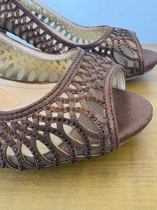 Zapatos de tacón abiertos marrones