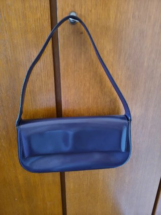 Bolso de piel morado