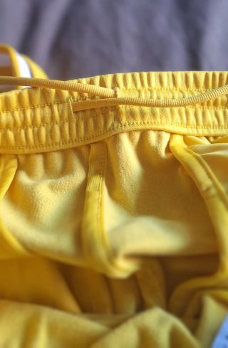 Pantalón chándal Adidas amarillo