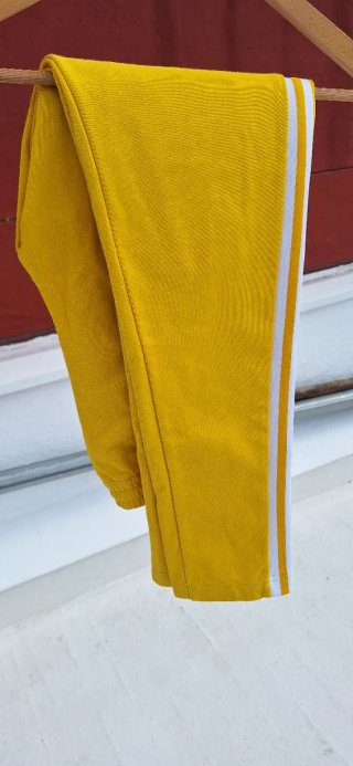 Pantalón chándal Adidas amarillo