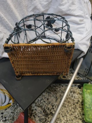 Botellero de hierro forjado con uvas