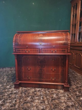 Escritorio antiguo de madera