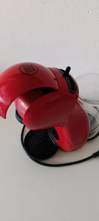 Cafetera Dolce Gusto Roja. Delonghi