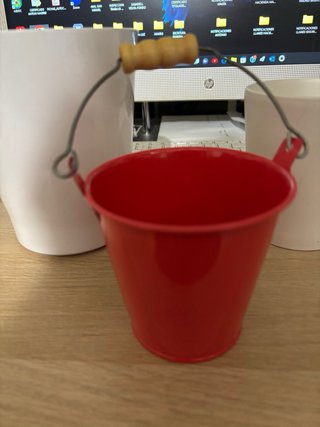 Set di vasi bianchi e/o fioriere più caldaio