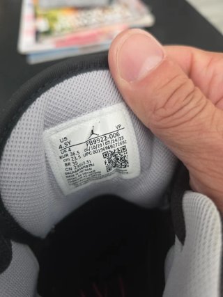 Zapatillas Jordan niño negras y rojas nuevas