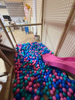 Parque de bolas infantil, turquesa, beige y rosa