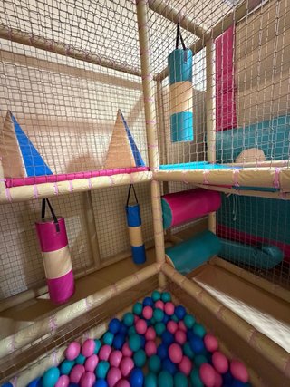 Parque de bolas infantil, turquesa, beige y rosa
