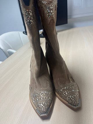 Botas de serraje con tachuelas