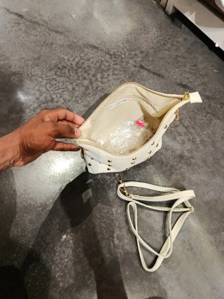 Bolso de piel blanco con tachuelas doradas