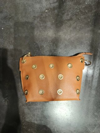 Bolso de piel blanco con tachuelas doradas