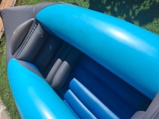 Kayak hinchable azul y gris