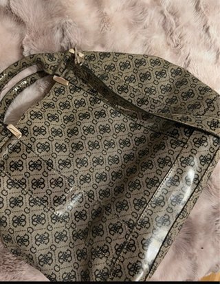 Bolso Maxi Guess Negro y Dorado
