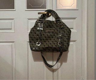 Bolso Maxi Guess Negro y Dorado