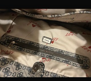 Bolso Maxi Guess Negro y Dorado