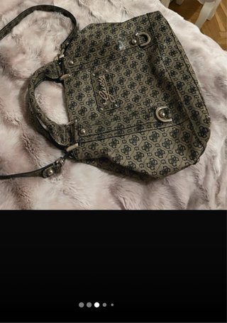 Bolso Maxi Guess Negro y Dorado