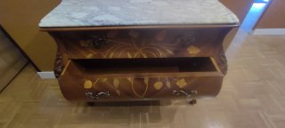 Cómoda de madera con tapa de mármol