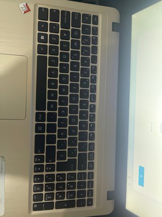 Portátil Asus plateado para estudios