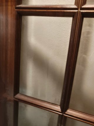 Puerta de madera maciza con cristalera