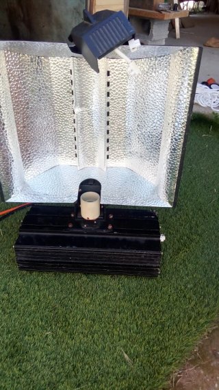 Armario, más 2 balastros LEC y 1 reflector cultivo