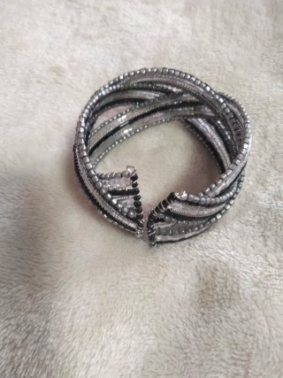 Pulsera nudo plateado y negro tipo brazalete