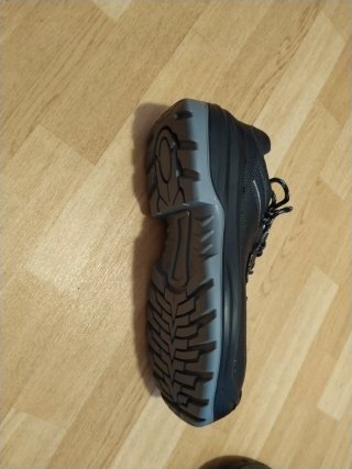 Zapatos de seguridad negros y grises