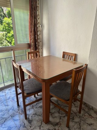 Mesa de comedor y 4 sillas de madera