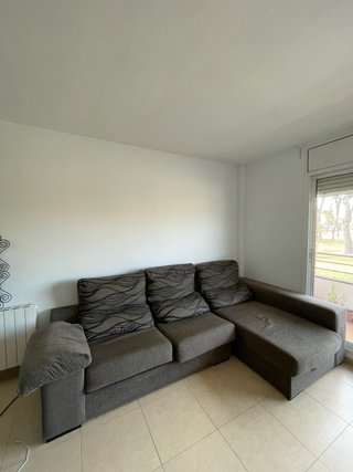 Sofá chaise longue gris con fundas