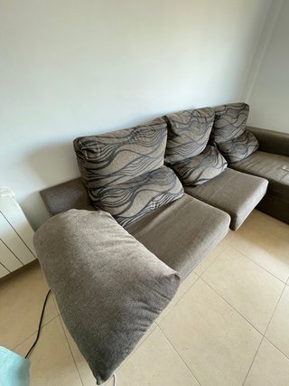 Sofá chaise longue gris con fundas
