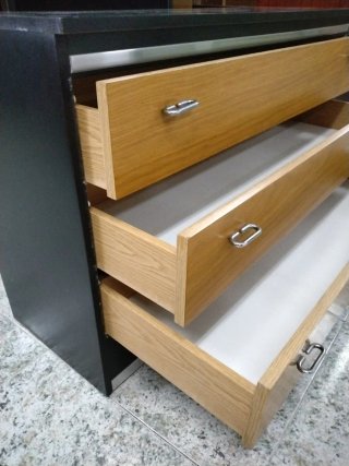 Cómoda de madera y metal